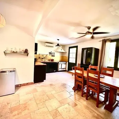 Grand En Face Du Village Villa