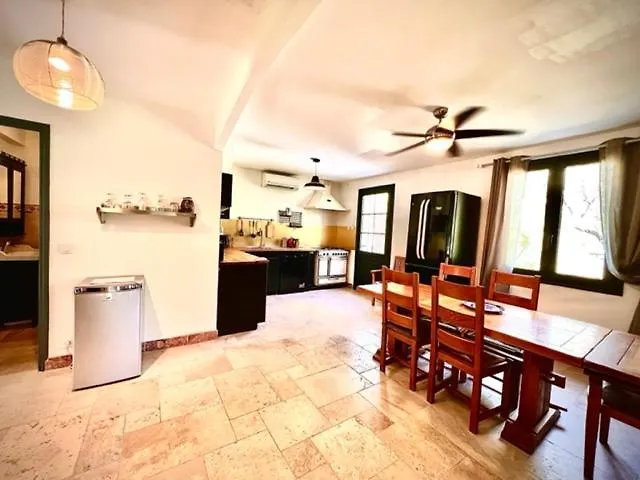 Grand En Face Du Village Villa